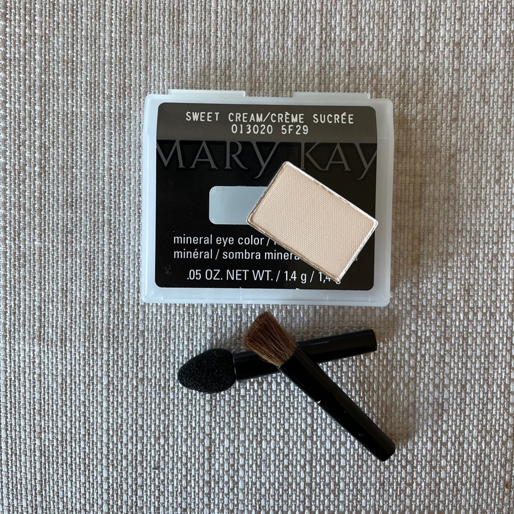 2 of Mary Kay eye color- sweet cream with brush
